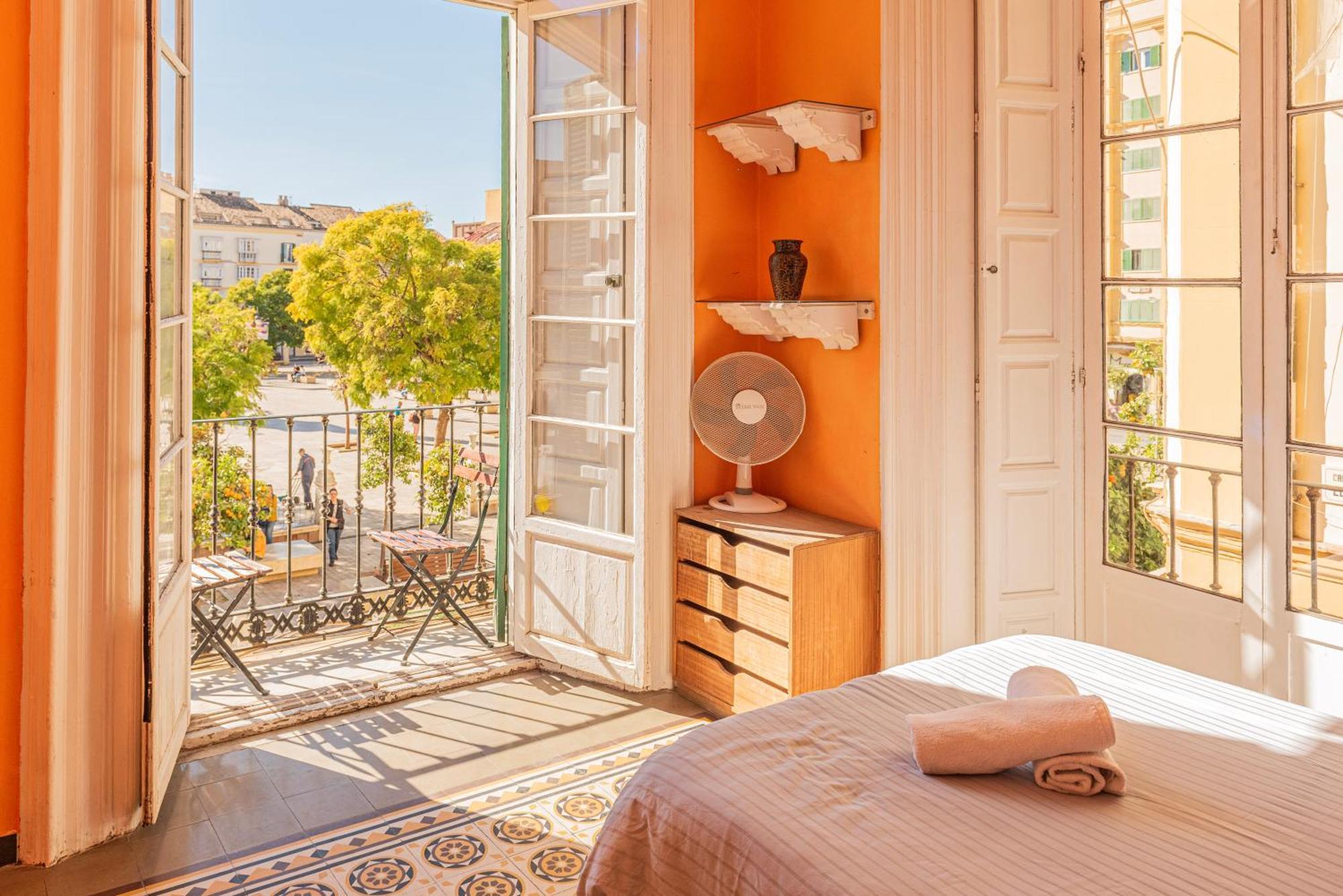 Private Rooms In Historic Building On The Square Málaga Eksteriør billede