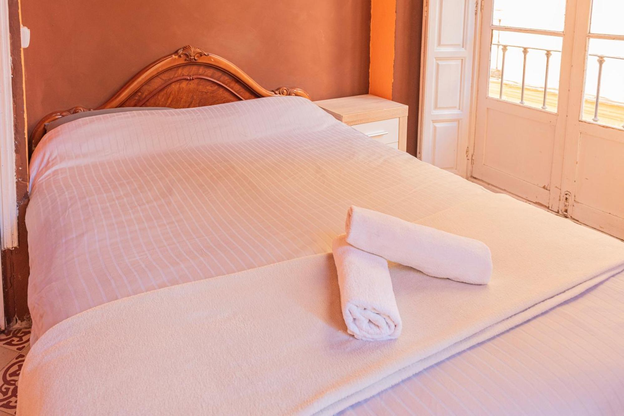 Private Rooms In Historic Building On The Square Málaga Eksteriør billede