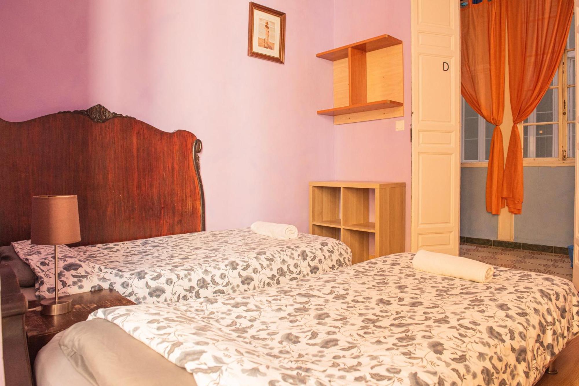 Private Rooms In Historic Building On The Square Málaga Eksteriør billede