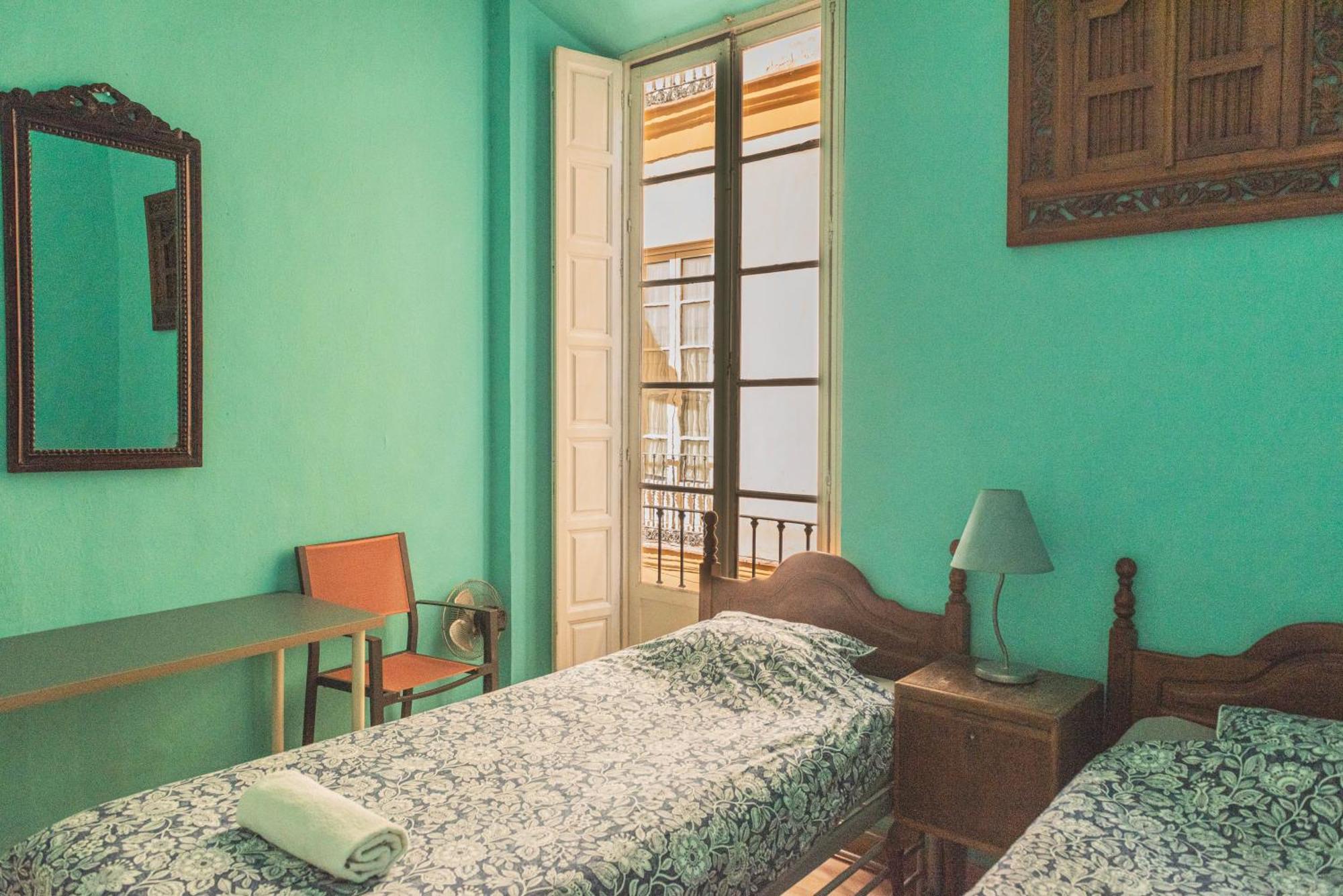 Private Rooms In Historic Building On The Square Málaga Eksteriør billede
