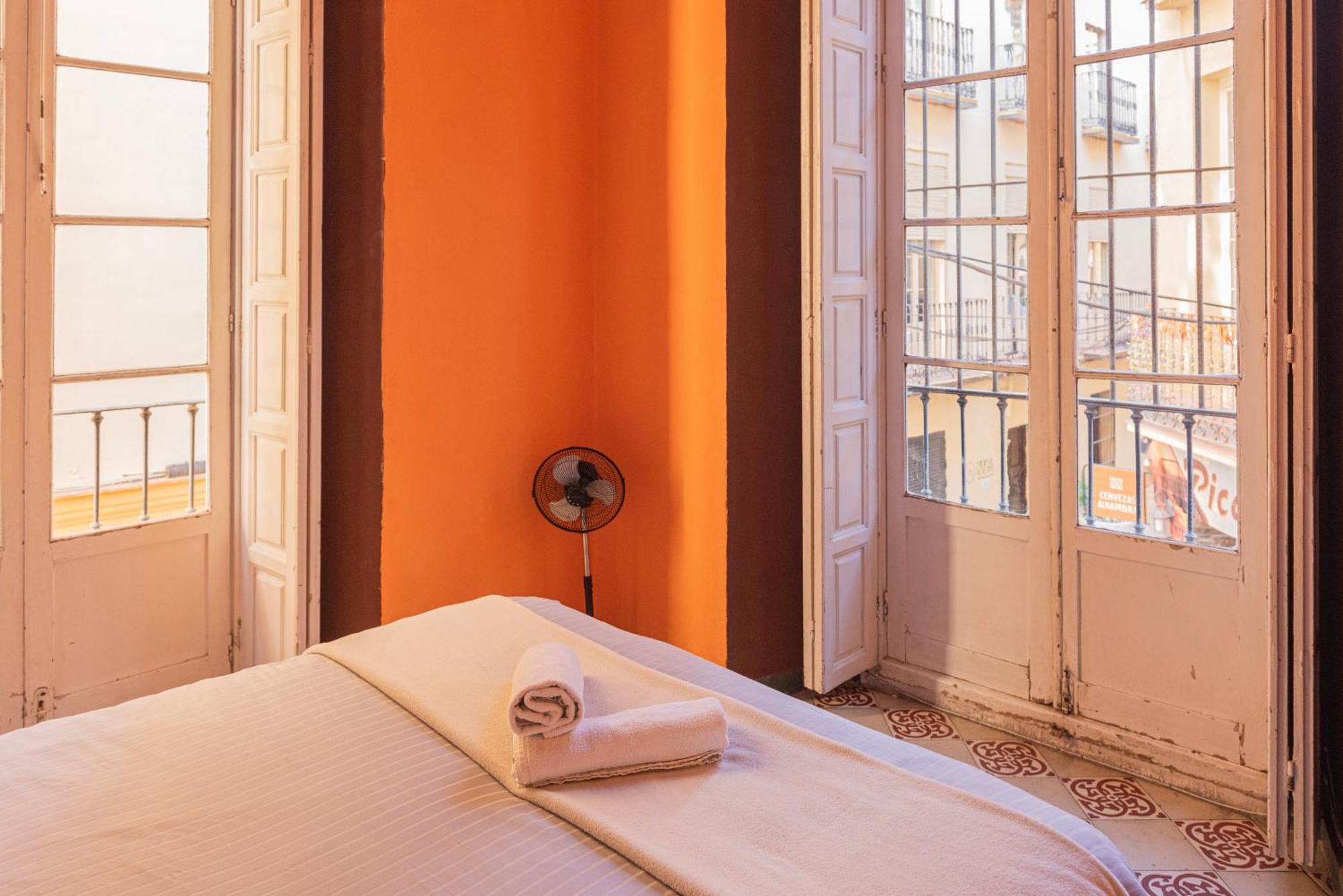 Private Rooms In Historic Building On The Square Málaga Eksteriør billede